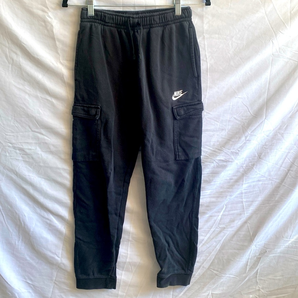 Nike pants. Black. Two pockets ion legs. Slightly worn. Excellent condition.